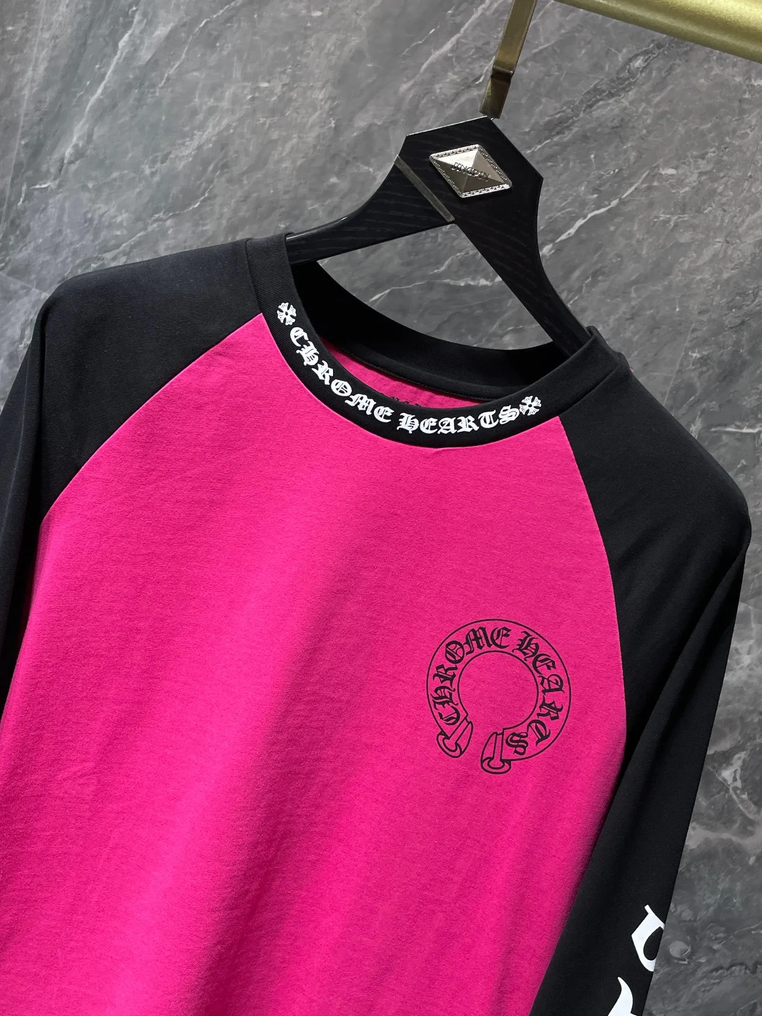 P160 Chrome Hearts 🍁Long T series🍁 High-weight, environmentally friendly and high-quality top-quality fabrics Chrome Sanskrit letters, big horseshoe color-blocking raglan long-sleeved T, counter synchronization, replica version 1:1 Recommended color: black and red color-blocking Size: S, M, L, XL